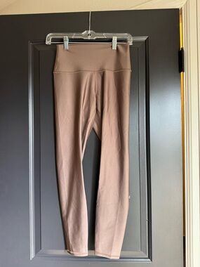 High-Waist Brown Leggings
Alo airlift 7/8